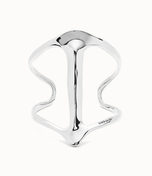 Cuff bracelet with manta ray structure